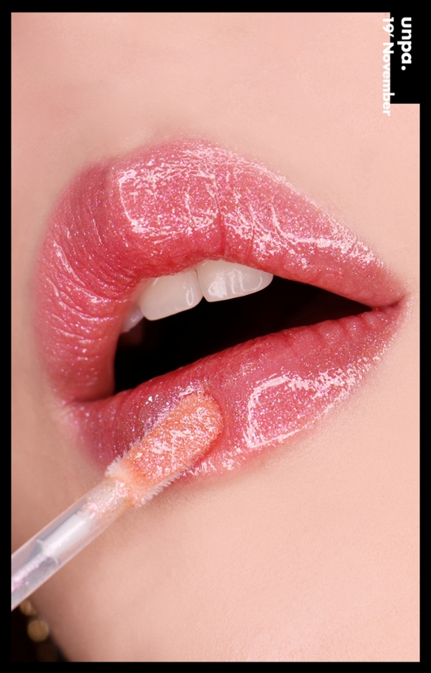 흡 ㅠㅠㅠㅠㅠ 미세한 핑크, 퍼플 펄이
촤르르르 넘 예쁘지 않나요..

베이스 컬러는 없어서
립 메이크업 후 얹어주는 걸 추천합니당

테스트해 보면.. 무족권 장바구니행…★