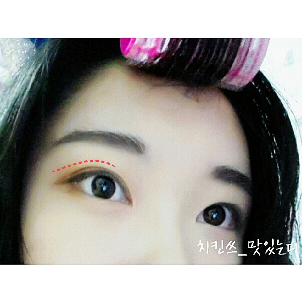 다음엔  눈 중앙부터 일자로 눈꼬리까지 아이라인을 빼주세요☺
사용제품은 #더샘 #에코소울파워엣지젤라이너 2호 딥브라운입니다.