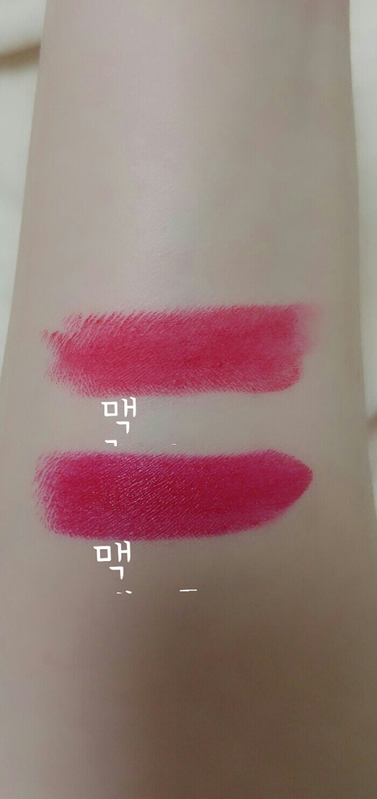안녕하세요! 오늘은 맥의 [루비우]립스틱을 리뷰해보려고해요~전에 리뷰했던 맥 [맥레드]색과 비교발색도해봤으니 주의깊게 봐주세요!
루비우는 맥 립스틱중에 레트로매트타입으로 매트하기가 아주 크레파스같은 립이에요 맥레드는 새틴타입으로 비교적 촉촉한 립입니당