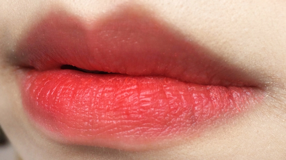 풀발색 한번더!ㅋㅋ 제가 평소에 입술 뭐 발랐냐는 얘긴 딱히 못듣고 사는데..ㅜ 얘만 바르면 항상 물어봐요ㅋㅋ 진짜 차차는👍하지만 건조함과 각질부각은 어쩔수 없는것 같아요 ㅠㅠ 저는 그래서 발색도 도와줄겸 차차밤이랑 같이 사용하는데 그럼 촉촉해요ㅎㅎ