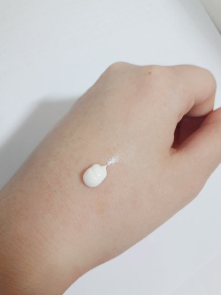 노르스름한 색이고 연고 느낌 ㅋㅋ