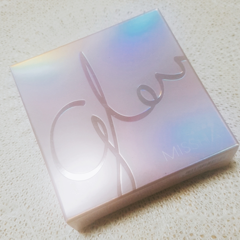 블링블링~ 와우~ 
택배받자마자 너무 예뻐서 말이 안나오네요.
커버글로우쿠션 상자부터 벌써 이뿌니
이거야 원... ㅋㅋㅋㅋㅋ
홀로그램이라 말 다했죠.^^
각도에 따라 여러 빛깔이 나서 
마음이 또 한번 혹~~하네요.