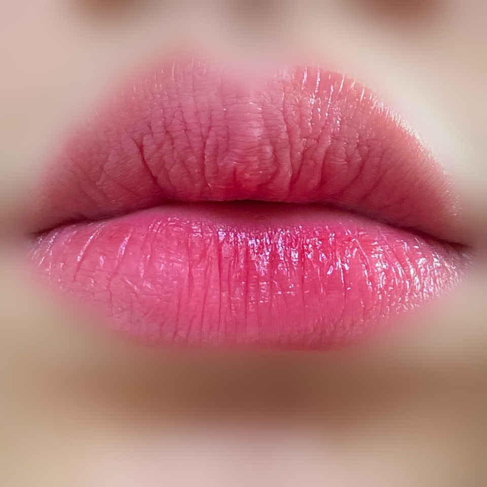 노세범 같은 파우더류를 손가락에 아주 얇게 바른 뒤, 입술 위에 톡톡 두드려주시면서 자연스럽게 매트립같이 연출해주세요 ☺️ 아무래도 컬러감은 약간 죽지만 예쁘게 죽는 편이라 정말 조아요 ❤️ 왼쪽이 파우더 후, 오른쪽이 파우더 전입니다 ❤️
