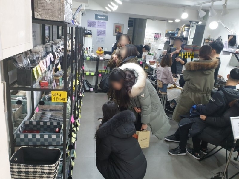 
브러쉬마다 어떤 용도인지 직접 써붙여져있어서 굳이 상담받지 않아도 알아서 고를 수 있어요! 브알못, 화장스킬이 부족한분이라면 자세히 상담받는걸 추천드려요ㅎㅎ
