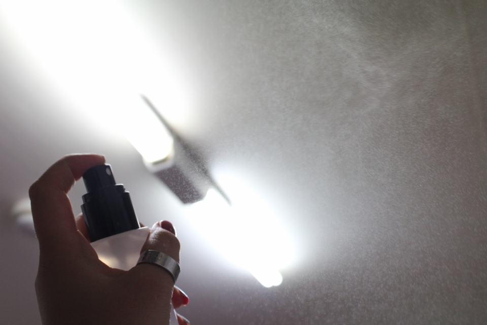 안개처럼 미세한 분사력을 이용해서 피부에 얇고 균일한 광택망을 만들어 준답니다 ㅎㅎ