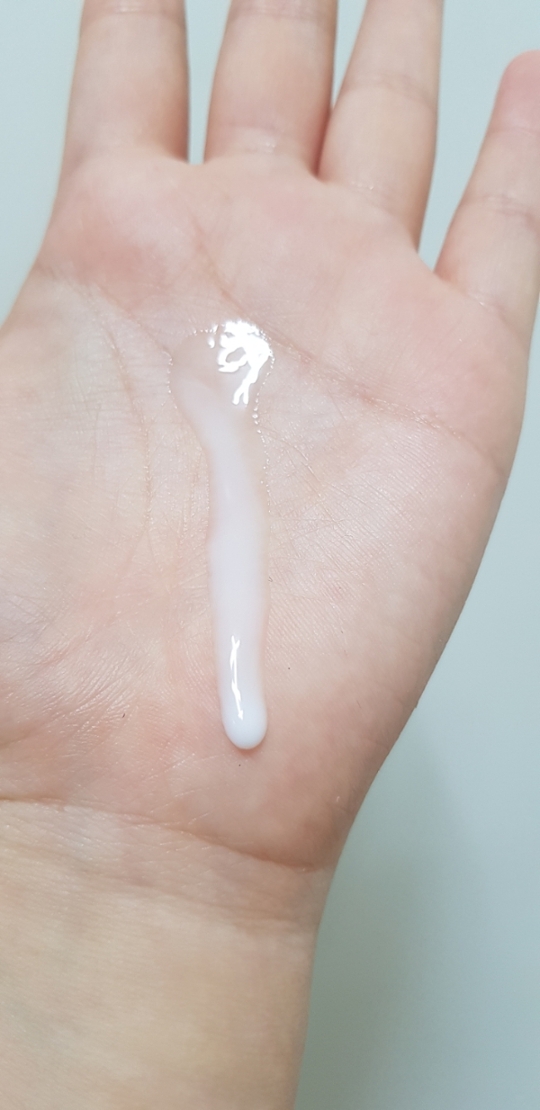 이제품은 건조한 피부가 바르기에 좋고 
페이스 ,바디 공용으로 사용할수 있는제품이에요!

발효성분이 들어간거는 민감성이신분들은 

주의해야될수도 있으니 꼭테스트해보세용