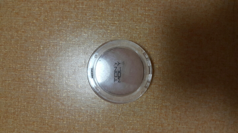 토니모리 크리스탈 블러셔 5호 슈가브라운 입니다
저는 이거 윤곽잡을때 사용해요! 턱깎고 코올리고 ㅎㅎㅎ!