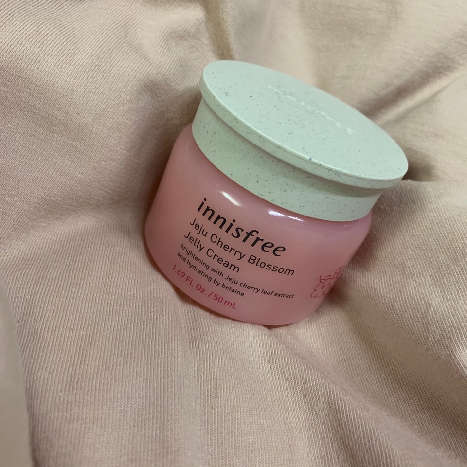 이니스프리 제주 왕벚꽃 젤리 크림!!!
50ml이고 가격은 20000원 입니다요 가격대비는 살짝 비싼감이 있지만 그래도 구매할 정도 였어요