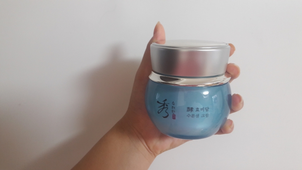 디자인 정말 예뿌게 나왔죠!!!! 보자마자 와 진짜 수분림처럼생겼다 했쫗ㅎㅎㅎ 잘보시면 케이스 뚜껑에 제콥이 비친다해야하나요... 어찌해야할지 몰라 일단 올렸어욯