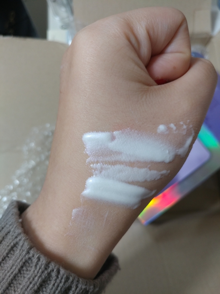 아무튼... 아까 열어서 손등에 발라버린 것... 양조절은 펌핑 형식이니까 개인에 따라 한두 번만 하면 좋을 것 같아용

그나저나 참 영롱하지 않나요ㅠㅠ 반짝반짝 핑크빛 오펄빛ㅠㅠㅠ