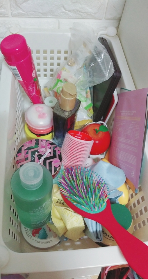 맨윗층은 크면서 자주 사용하는 제품들로~ 빗, 클워, 팩, 핸크, 간식...? ㅋㅋ으로 채워놨어요ㅎㅎ