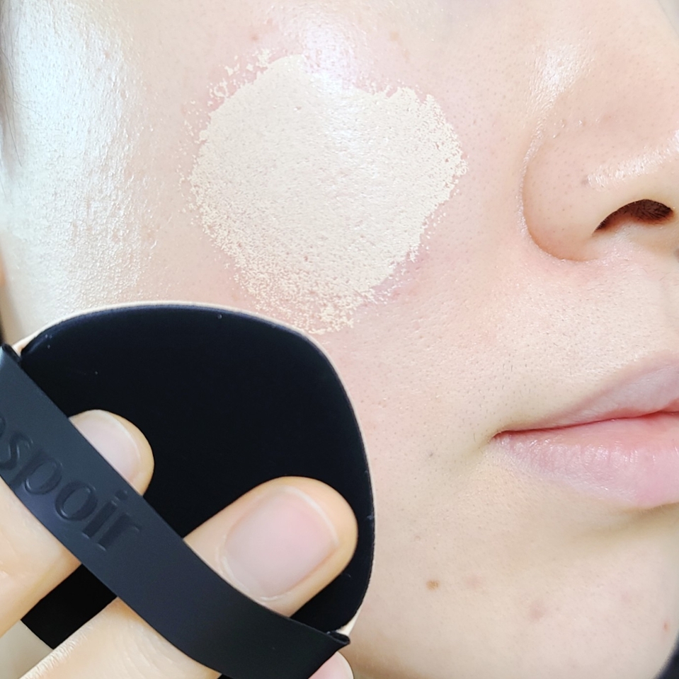 21호 쿨톤 피부 기준 2호 아이보리 컬러 발색!

​

요거 아예 누렁누렁한 컬러는 아니지만, 옐로 베이스라 피부에 붉은기를 정말 잘 잡아주더라구요

​

베이스 리뷰를 찍기에는 피부가 너무 뒤집어져서 미루고 미룬 리뷰인데도, 피부 상태에 비해 퍼포먼스가 꽤 좋았던 쿠션..