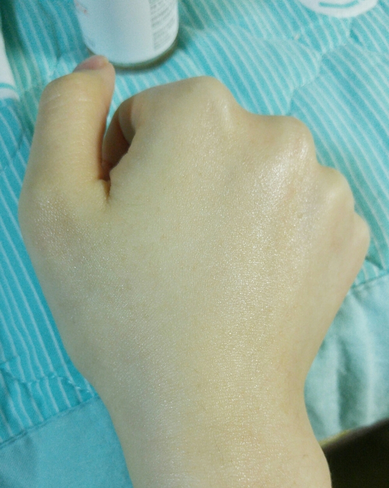 윤기있어진 피부가 보이시나요??  
흡수도 잘되구 보습감이 좋은 앰플이에요.
기름지지 않아서 사계절 내내 사용하기 좋겠더라구요☺