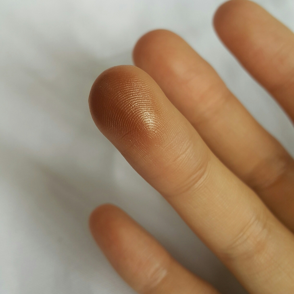 펄이 있고 탁한 카키에 골드를 섞은 컬러랄까요.. 저는 쿨톤인데 붉은기 강한 브라운을 잘 못써서 요 컬러 아주 맘에들었어요!