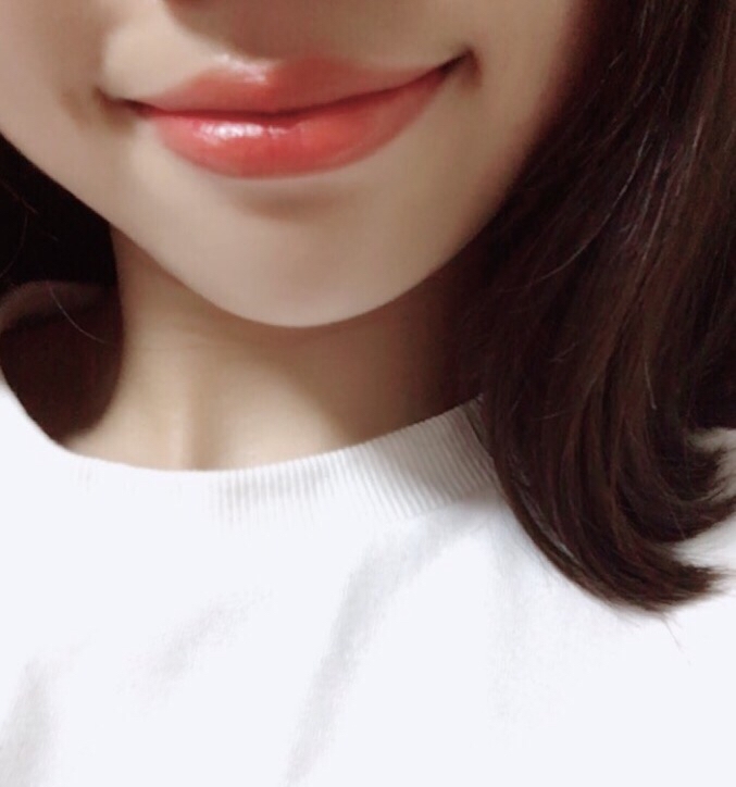 이건 입술발색샷✋🏻
흠흠 아까 팔목에서는 연했는데 이건 왜 진하냐구요??
1번바르니깐 바른티가 안나서 3번 덧발랐어용...ㅠㅠ
자연스러운건 좋네요👍🏻
진한거 좋아하시는 언니들은 비추!!
