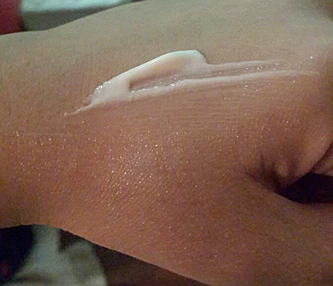 어떤형태로 흡수되는지 보여드리고 싶어서 많이 바르고 흡수 시키지않은 상태랍니당