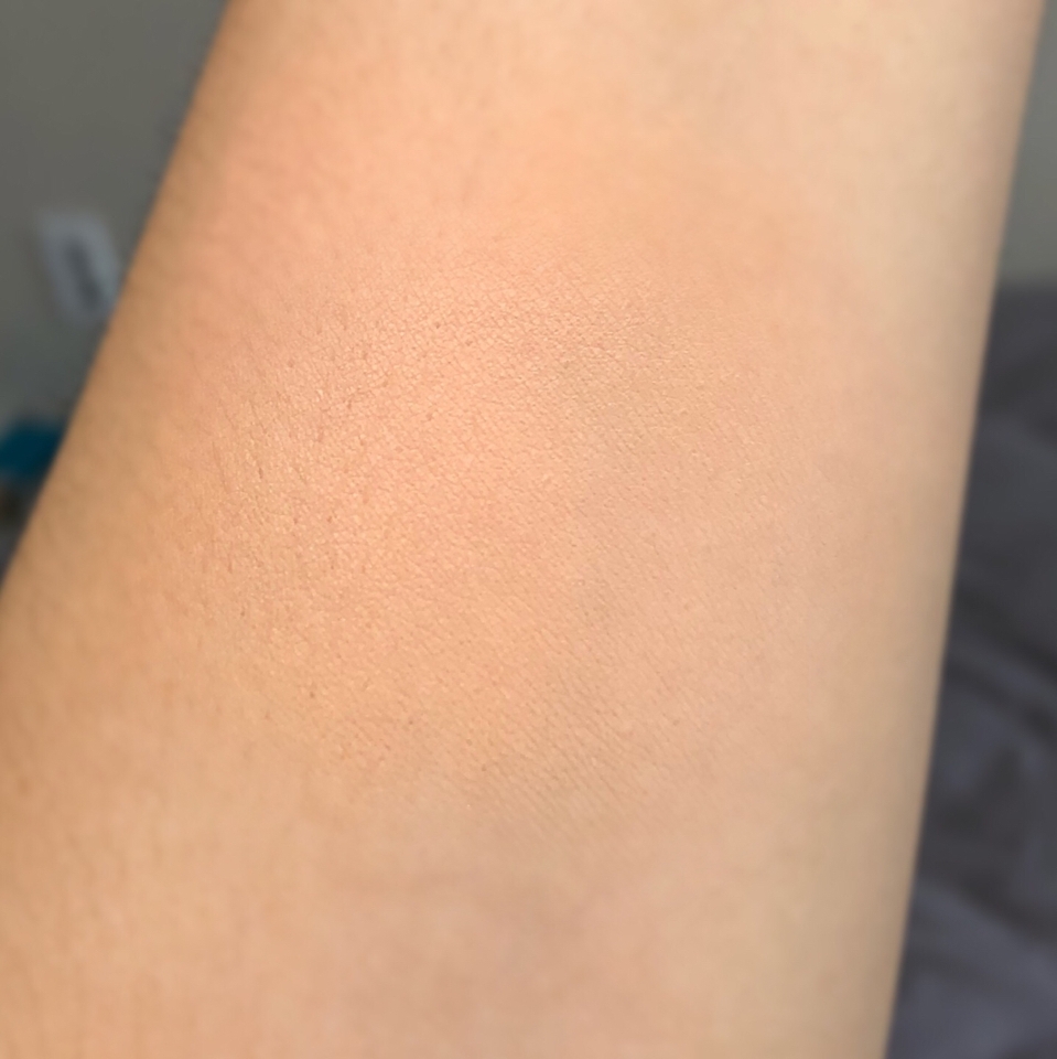 색상은 노란빛이 많이 도는 오렌지색상입니덩 가루날림도 거의 없구 입자가 고와서 잘 발리더라구여