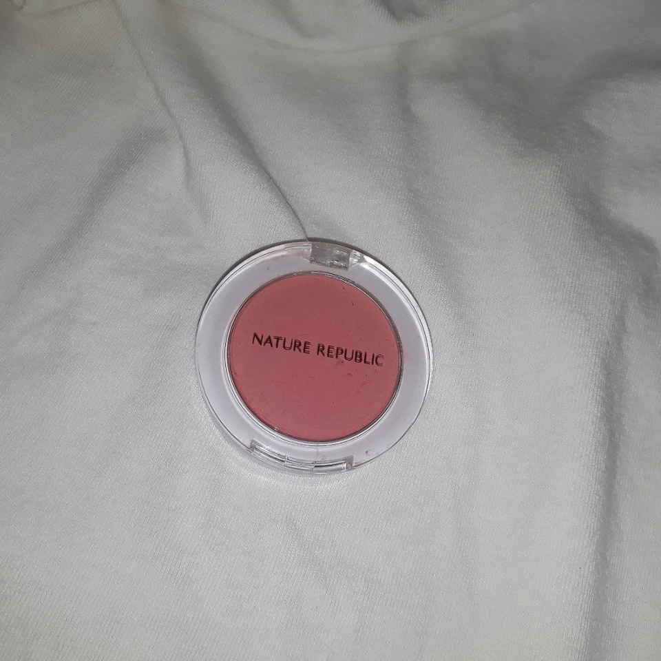 네이처리퍼블릭 블러셔

- 색상 여리여리의 정석임 진짜 너무 이쁨
- 이것도 그냥 색상이 다함

- 들고다니기에는 브러쉬가 없어서 조금불편

✔ 테스트 해보고 컬러 마음에 드시면 사시는걸 추천