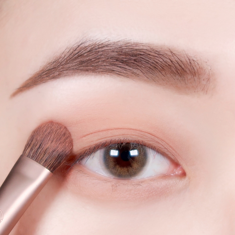 먼저 8번째 컬러를 활용해 눈두덩이 넓게 베이스를 깔아주었어요. 언더랑 삼각존까지 꼼꼼히 깔아줘요!