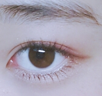 밝은곳에서 보면 요런 느낌이에요!오늘 사용한 화장품들 사진에 이름(?)같이 썼으니 참고하시길 바랍니다~