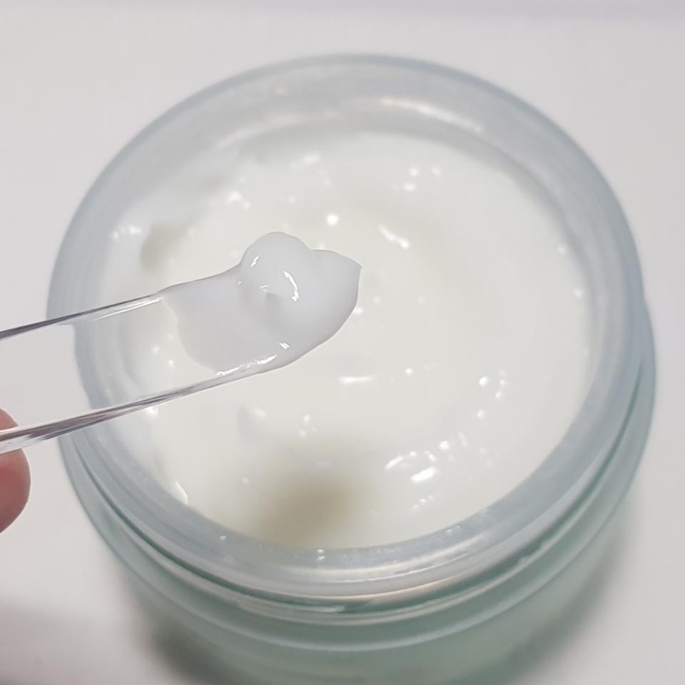 요로코롬 스파츌러로 적당량 덜어서