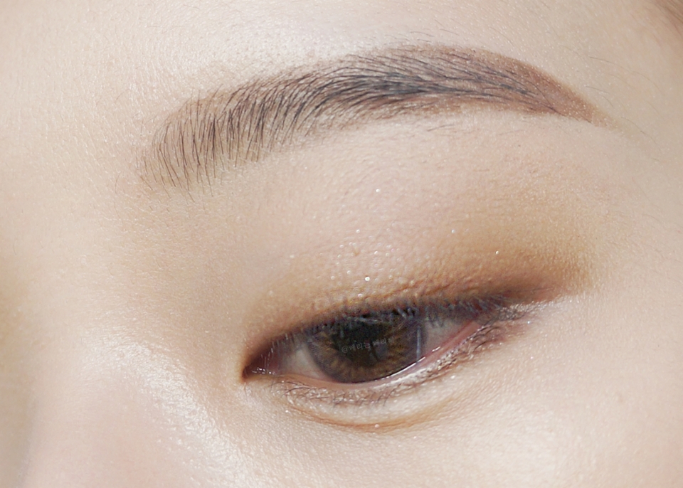 음영섀도우가 발색이 잘 되도록 거의 무색의 크림섀도우나 프라이머를 눈 두덩이에 먼저 발라주세요. (저는 약간 펄이 있네요 ㅠ.ㅠ)
 눈두덩이 중간을 제외하고 음영섀도우를 넓게 발라주세요
눈 뒷 끝쪽이 더 진하도록!