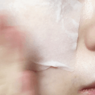 ※ 움짤이 많아 정신사나운 점, 양해부탁드려요😭

 실제로는 양손으로 두 볼을 신명나게 탭탭해주지만....ㅎㅎㅎ 움짤에선 한쪽 볼만 보여드려요ㅎㅎ

 미리 말씀드렸다시피,, 저는 속건조를 많이 느껴요. 그래서 피부에 최대한 수분을 가득 채워줘야되거든요? 그럴때 수분감이 풍부한 제품으로 스킨팩을 하고 가만히 있는게 아니라 솜 위를 계속 두드려요!
* 세게 두드리면 오히려 피부가 붉어져 홍조 유발할 수 있으니 최대한 얼굴이 붉어지지 않게끔 가볍게 톡톡입니다!!☆

 전 대략 스킨팩을 5분 정도 하는데, 거의 3,4분 정도는 계속 두드려주는 것 같아요. 이렇게 하면 피부 속에 수분이 그냥 쭉쭉 들어가는게 뭔가 느껴져요ㅋㅋㅋㅋ솜이 머금고 있는 수분을 두드려줌으로써 피부에 뱉어낼 수 있게 해주는 이 단계를 거쳐주면 피부 온도도 시원해지고 피부 자체의 안색이 맑아져요!