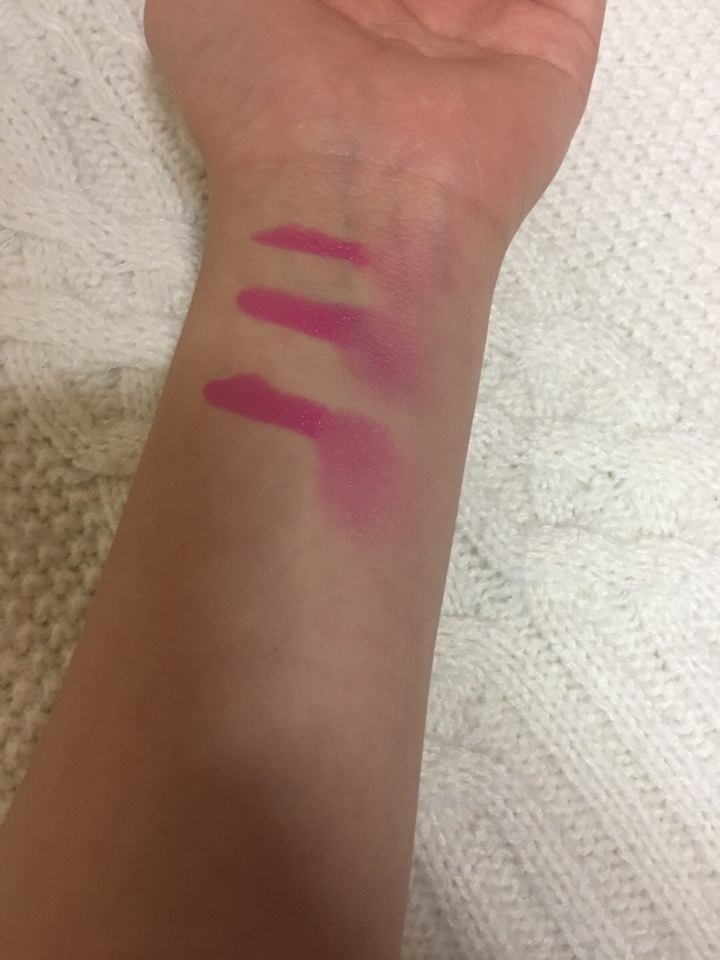 발색은 위에 발색과 같은 순서입니당
블렌딩했을때는 조금 발색의 차이가 느껴지죠??😙