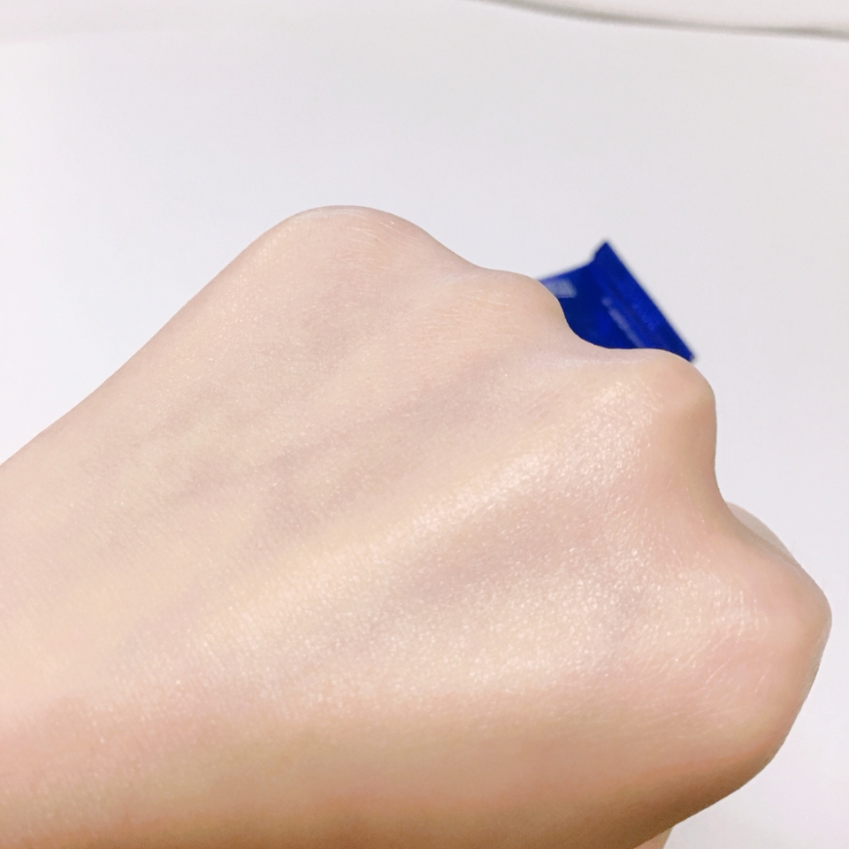 -바르고 흡수시키고 난뒤 사진입니다 흡수빠르구요 촉촉한편입니다 시간지나면 지성인 피부는 넓게 바를시 번들거릴수 있어요