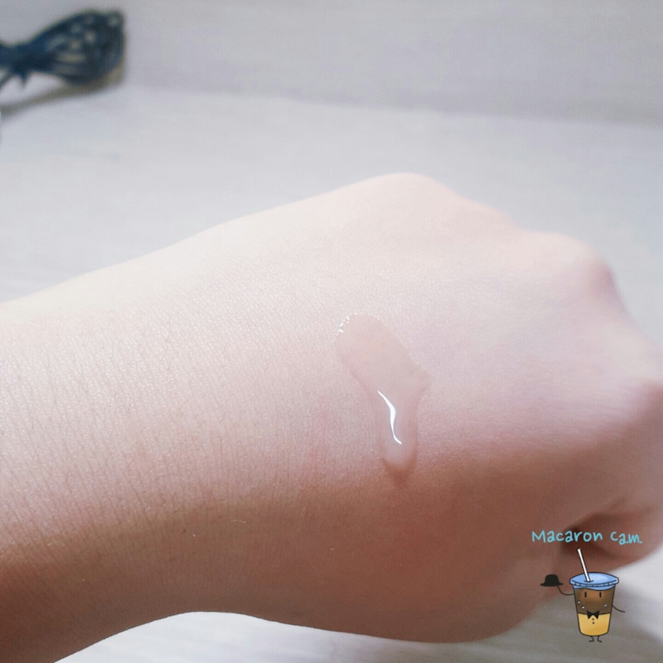 아래로 흐르게 손을 눕히고 한 1분간 있었는데 이정도로 흘러요!점성이 좀 있습니당