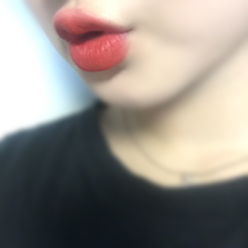 @얼굴샷@
이사진은 최예쁨템을 베이스로바르고 위에 다른색립을 믹스해서 발랐는데 이렇게하니 웜톤인 제가 발라도 봐줄만한 핑크오랜지? 컬러의 립이되었습니다!! 어떠십니까!!!! 
안어울리는틴트라고 버리지마시고 믹스해서 바르면 색다른색이 만들어집니당! 모두 이렇게 활용해보세요!!
