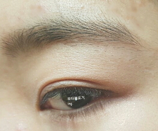 아이라인은 붓펜타입을 이용하여 모근에 가깝기 발라줍니다. 꼭 브라운으로 해주세요. 끝은 자기 속눈썹이 끝나는 부분은 둥글꺼에요.그걸 연장해주듯 자기눈모양에 맞게 내리고 끝을 둥그려주세요