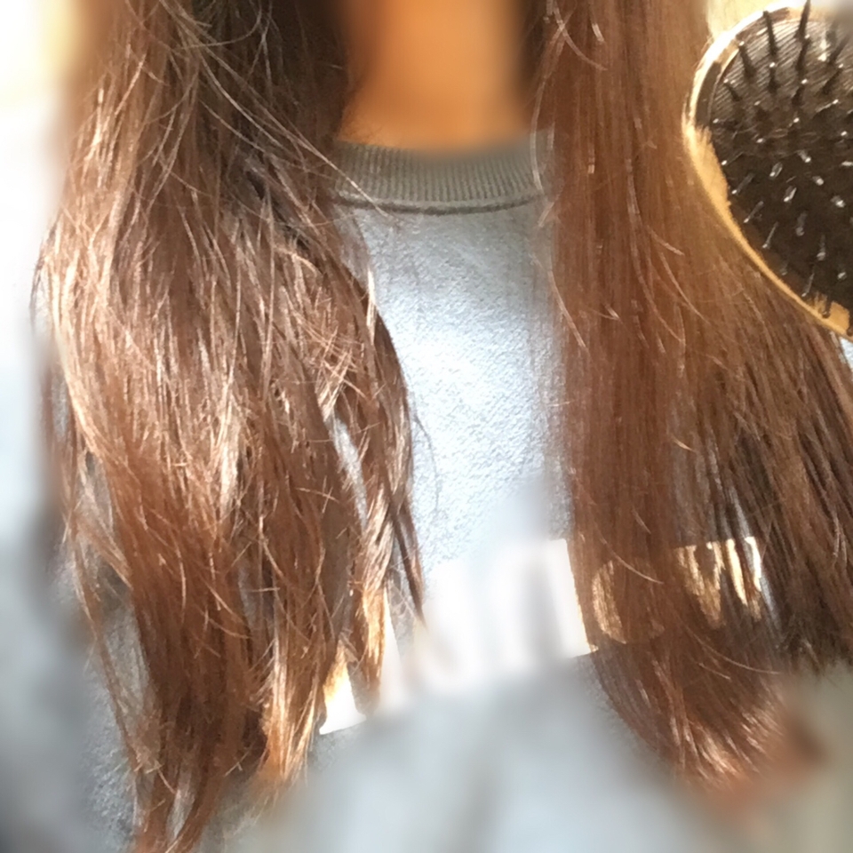 둥근 빗으로 빗어주세요 
사진상 오른쪽이 빗은곳 왼쪽이 안빗은곳인데
차이가 엄청 나죠? 빗고 발라줘야 머리가 안뜯겨용

