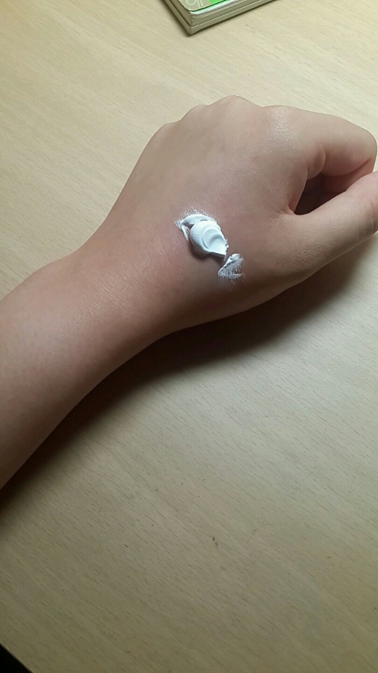 진짜 콩알만큼 짜서 쓰셔도 될듯해요 엄청난 양입니당