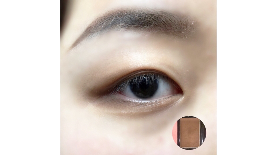 전 단계의 섀도우컬러보다 두톤정도 어두운 컬러로 눈두덩이의 눈동자부분(가운데부분)을뺀 전체를 쓸어줍니다!
언더는 삼각존보다 조금더 넓게 펴주세요
<사용한제품>
섀도우- 헤라 섀도 듀오 11호 터스칸핑크 내추럴 브라운 (브라운컬러 사용)