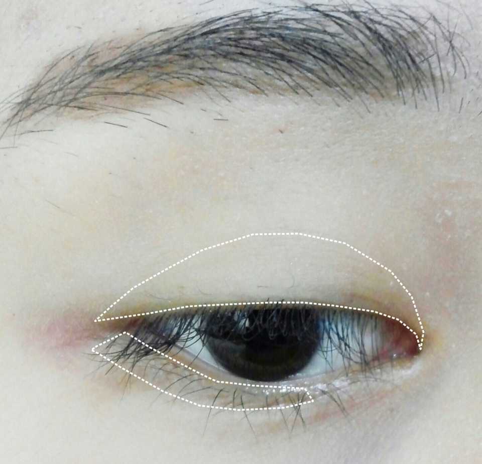 먼저 붉은끼가 없는 옅은 브라운컬러를 눈 두덩이와 눈 밑에까지 전체적으로 발라줍니다 
이부분은 손가락을 이용하여 발라주시면 됩니다😊
