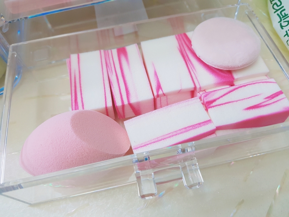 두번째 서랍장에는 주로 쓰는 퍼프들을 정리해줬어요~
저는 다이소 조각퍼프, 블렌딩퍼프, 파우더퍼프를 차곡차곡 정리했습니당
이렇게 정리하니깐 보기도 좋고 넘 예쁘더라구욧😢