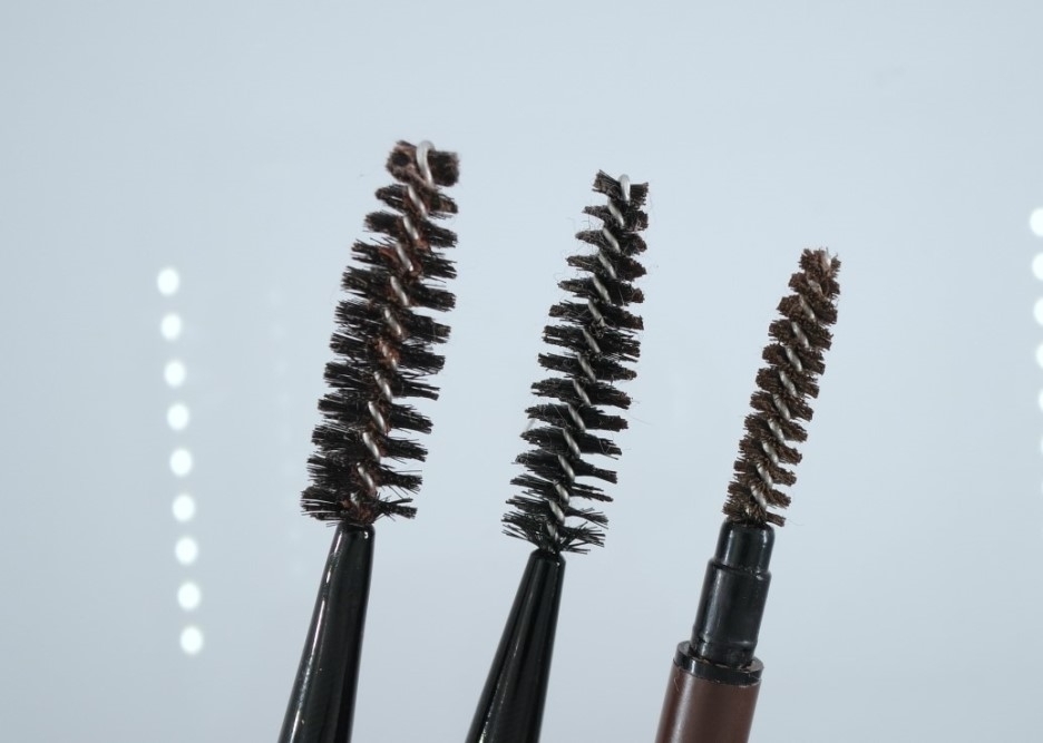 왼쪽의 두개가 제가 기존에 가지고 있던 스크류 브러쉬이고,
가장 오른쪽이 홀리카홀리카 원더 드로잉 스키니 아이브로우에요!
확실히 얇죠? 반정도밖에 안되는 두께인듯!
아무래도 스크류브러쉬 모가 짧다보니 좀 딱딱한 느낌은 있는데 쓰기에 지장은없어요!