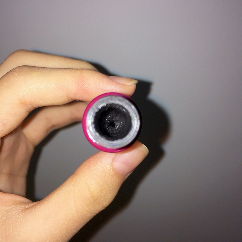 입구 사진입니당! 약간 사용해서 더럽네요ㅜ 입구 자체에서 마스카라 액이 덜어지는 느낌은 있지만 솔 끝부분에 묻은 액은 그대로더라구요! 솔 끝에있는 액을 입구에서 덜어서 사용하시는걸 추천해용