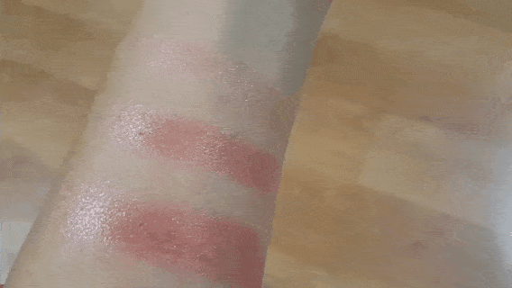 광택이 엄청나쥬?

위의 빛 반사된 사진 보셨다시피, 보습감으로 인한 광택이 꽤 있는데,

쫀쫀하게 발리지는 않고 미끄러지듯이 가볍게 발리는 타입입니다!