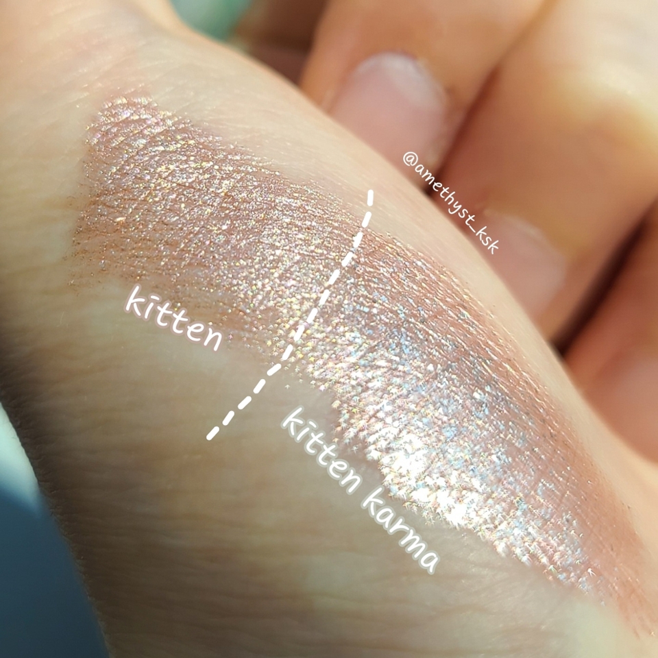 확실히 메탈글리터의 입자가 훨씬 굵었어요.

기존에 스틸라 메탈글리터의 영롱함이
 다소 부담스러우셨다면
펜슬타입인 트라이펙타 메탈리카를 
쓰시면 될거같아요👍



🌟트라이펙타 메탈리카 키튼
: 좀더 입자가 작은 펄,
연핑크색이 돋보이는 애굣살 굴리터로 추천!

🌟메탈 글리터 키튼카르마
: 입자가 더 굵고 실버펄이 돋보임.
화려한 메이크업에 추천










