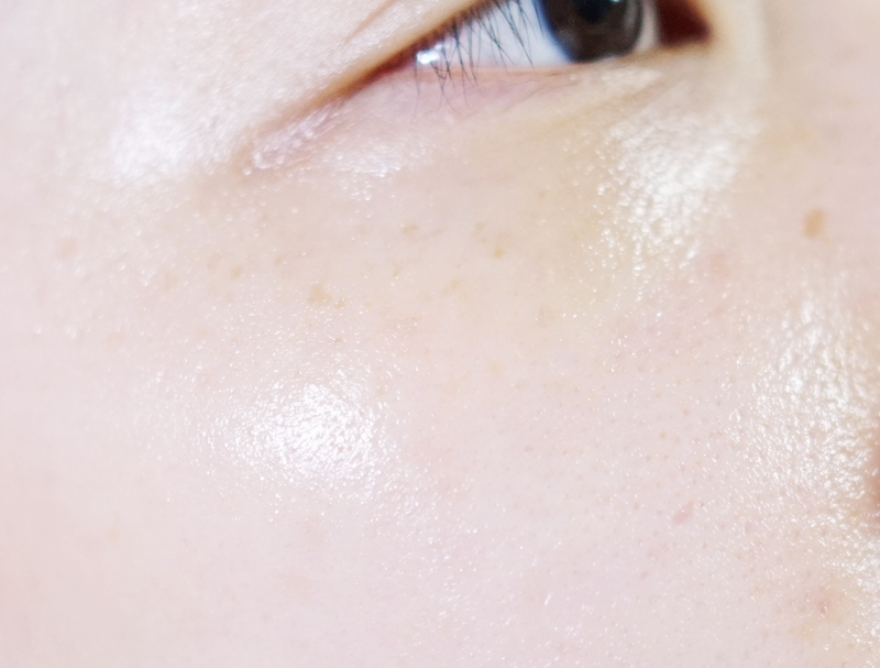 피부에 손가락을 이용해서 펴발라줬어요! 

일단, 점점 건조하게 말라가던 피부가 편안해졌어요! 예전엔 이런 봄이나 여름날씨에는 ㅠㅠ 
피부가 당기지 않았는데, 나이가 들면서 피부가 당기고 그러더라구여 이거 쓰고나서 담날아침에 일어났는데 완전 꿀피부!!