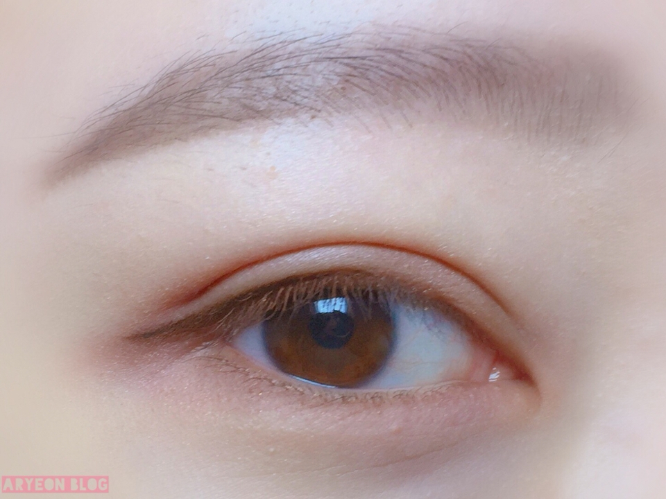 릴리바이레드의 젤 아이라이너로 라인을 그리고 꼬리부분만 붓펜으로 그려줬어요
