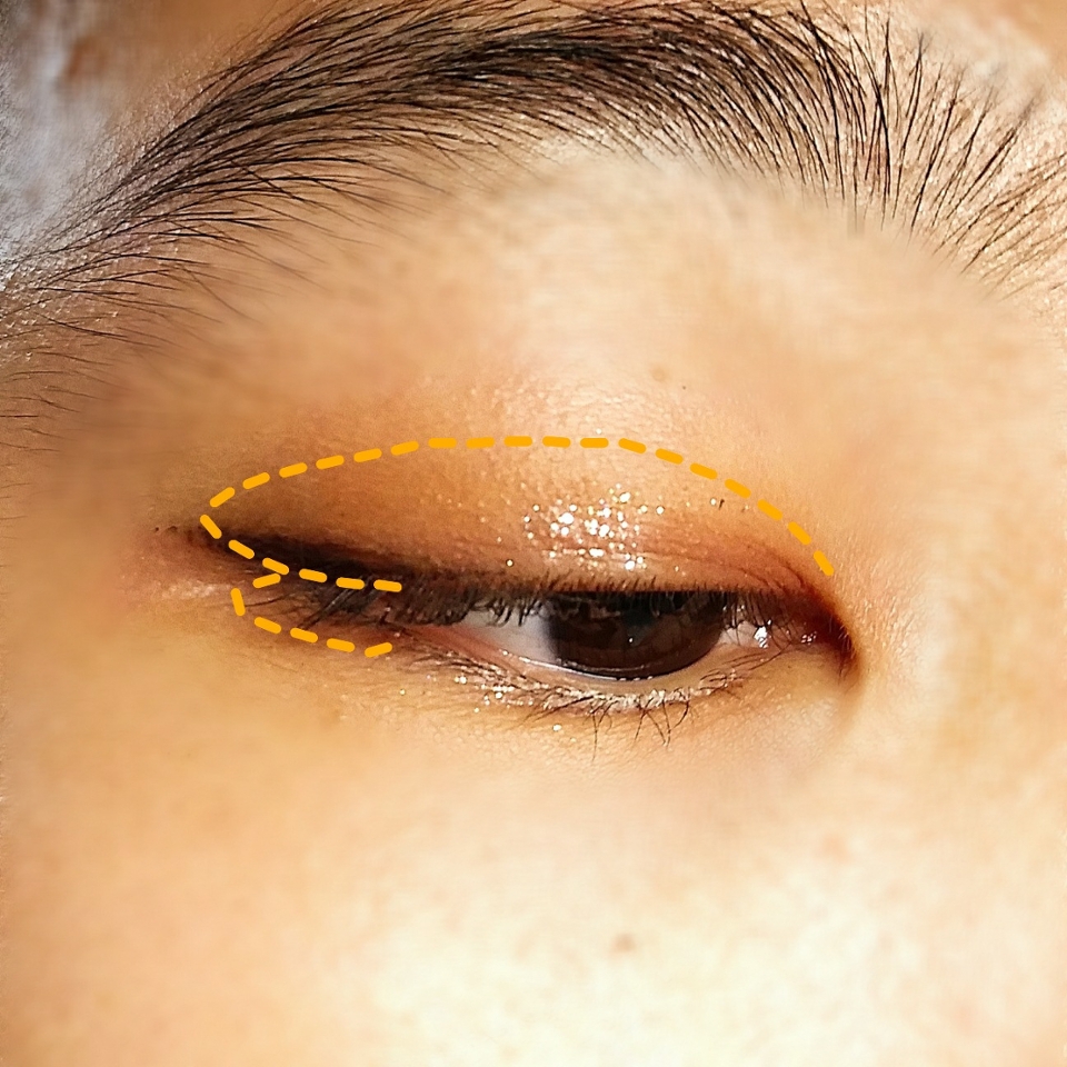 
✅ 브라운 계열이지만 붉은기도 살짝 도는 섀도우를 발라주세요

-에뛰드하우스 룩앳마이아이즈 솔솔말린 솔방울

