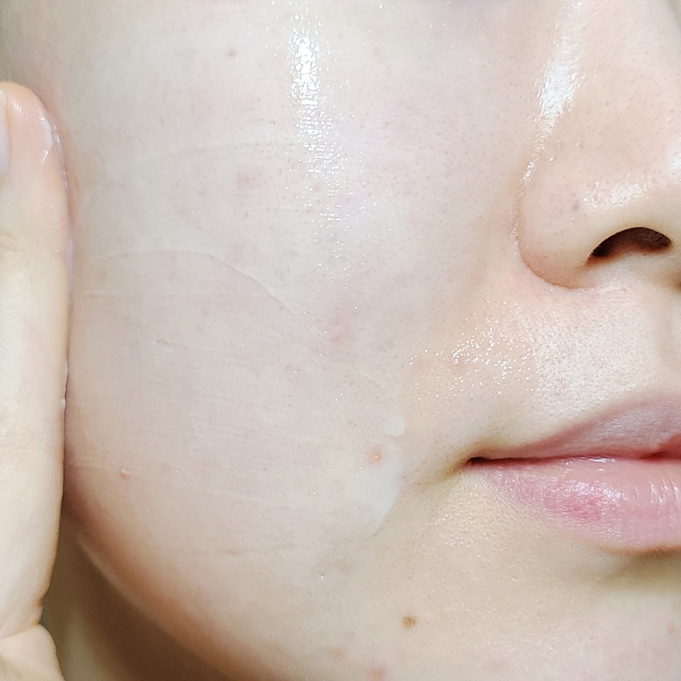 매끈하게 한겹 한겹 쌓아올리면 보습감 뿜뿜!

​

에센스 처럼 가벼운 발림성인데 반해, 보습감은 속부터 탄탄하게 채워주는 요런게 바로 데일리 케어 찰떡템 아니겠어요?😘

