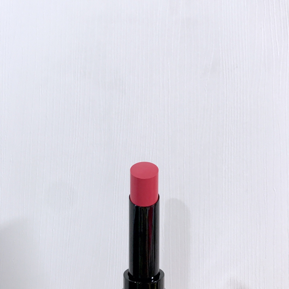 이렇게 봤을 때는 별로 쫀득해보이지 않아요!

예쁜 장미빛이 독특한 립스틱이에요