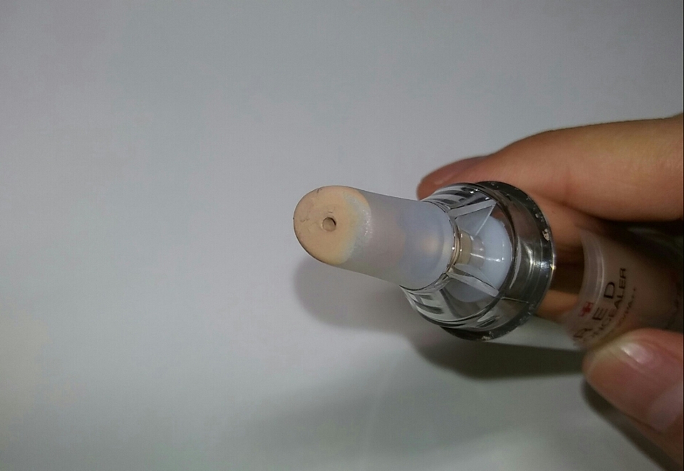 쪼꼼... 더럽지만 이해해주셰효..💓 
이렇게 생긴 팁? 으로 컨실러가 나와요ㅎㅅㅎ