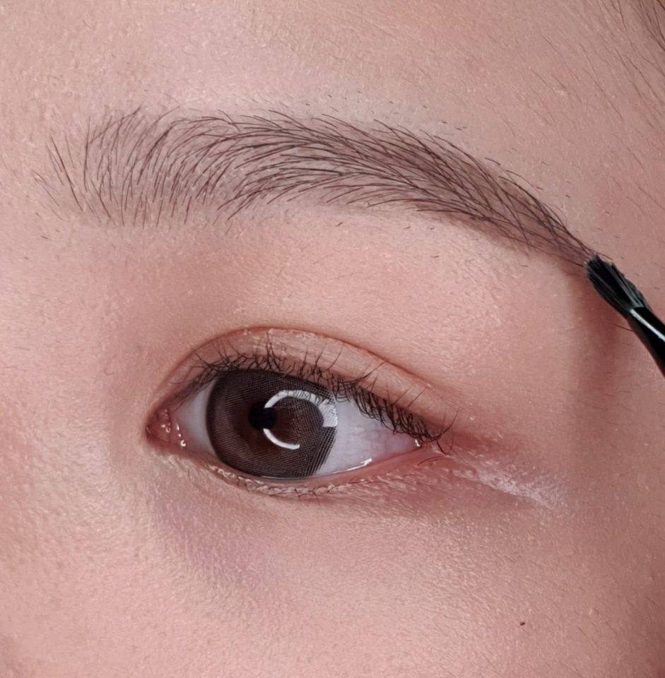 젤타입 브로우는 눈썹 숱이 없는 분들께 강추해요!
더 발색이 깊고 잘된다는 장점이 있어요.

한올 한올 그렸다는 느낌을 줄 수는 없지만, 모나리자에겐
젤타입이 짱인듯 싶어요!
다만,, 초보자는 각잡아 그리가 어려움!!😱

눈썹 숱이 완전 없는 눈썹이 아니고 끝부분이 없는 타입이신 분들은 끝부분을 젤타입으로 완성해보세요!❤


