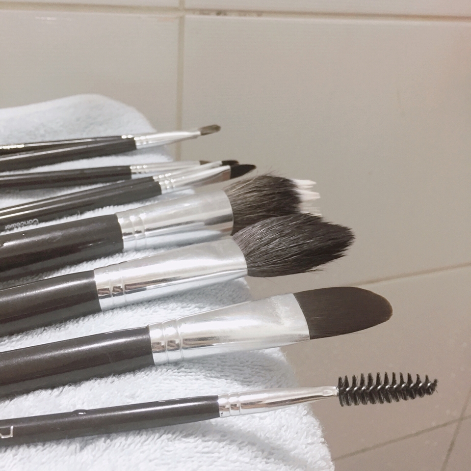 파운데이션 브러쉬 같은 경우는 원으로 돌리지 마시고 결대로 쓱쓱 비벼주세요:)
다들 깨끗한 브러쉬로 메이크업 하세요~!