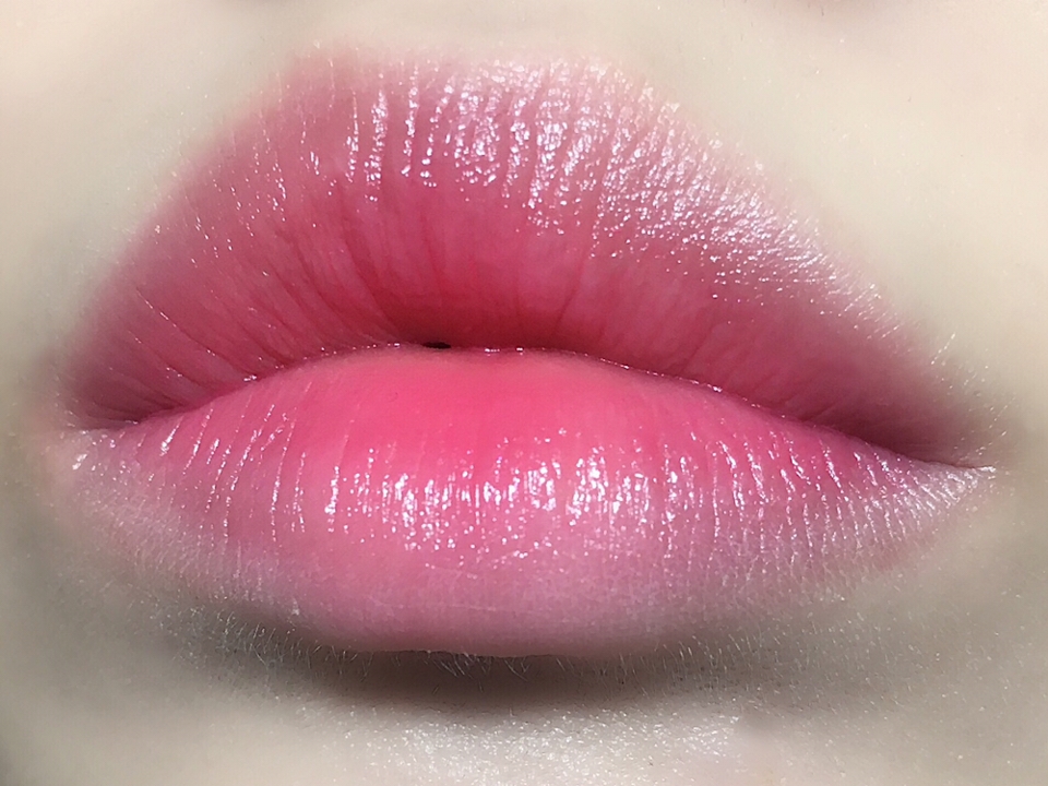 요 립은 요렇게 그라데이션으로 발색했을 때 요 립만의 매력이 더 뿜뿜 하는 것 같아요!!


연하면서도 자연스러운 혈색을 부여하고,

여리여리한 연출이 가능하더라구요ㅎㅎ